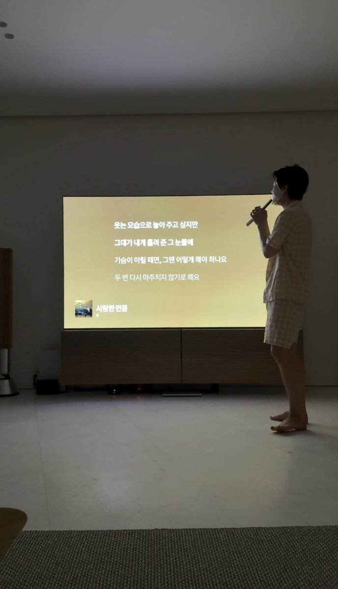 bbhplanetbr's tweet image. 👤: Oppa, por que você não está usando chinelos?

🐶: Eu gosto de ficar descalço…