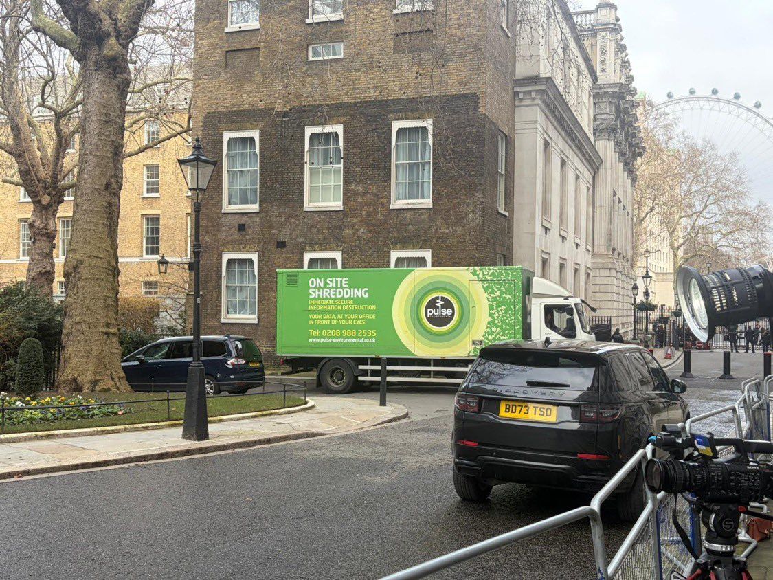 🚨 BREAKING

🇬🇧 There is a mobile document shredder parked outside Downing Street, the UK PM's official residence.

This comes days after  Starmer said officials may have to review hundreds of thousands of documents.

Coincidence? 

Source: The Canary