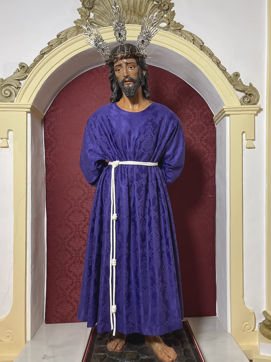 [CUARESMA 2026]

Ntro. Padre Jesús de la Sentencia ya se encuentra ataviado para el tiempo de la Cuaresma.

Luce túnica morada en damasco, de corte sencillo, ceñida a la cintura con un cordón blanco. Sobre su cabeza luce el juego de potencias en plata. 

#GratiaPlena