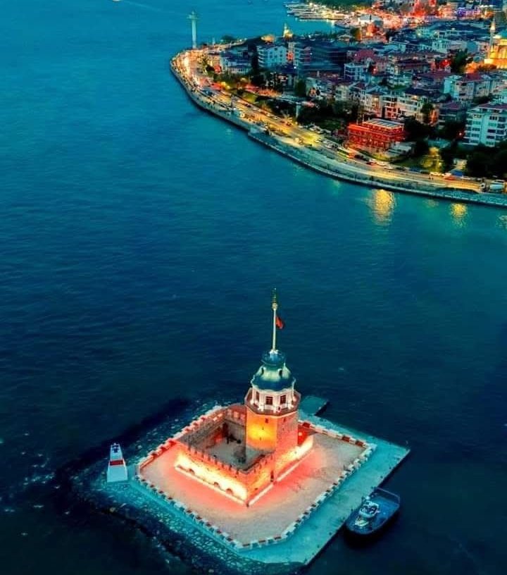 Yalnızlık;

"Kız kulesi gibidir"..

Koca bir şehrin ortasında tek başına!

#iyiakşamlar✨️🌙

Huzurlu Geçsin 
Akşamınız 💫🙋‍♂️

#Kızkulesi
#Üsküdar
#Salacak
