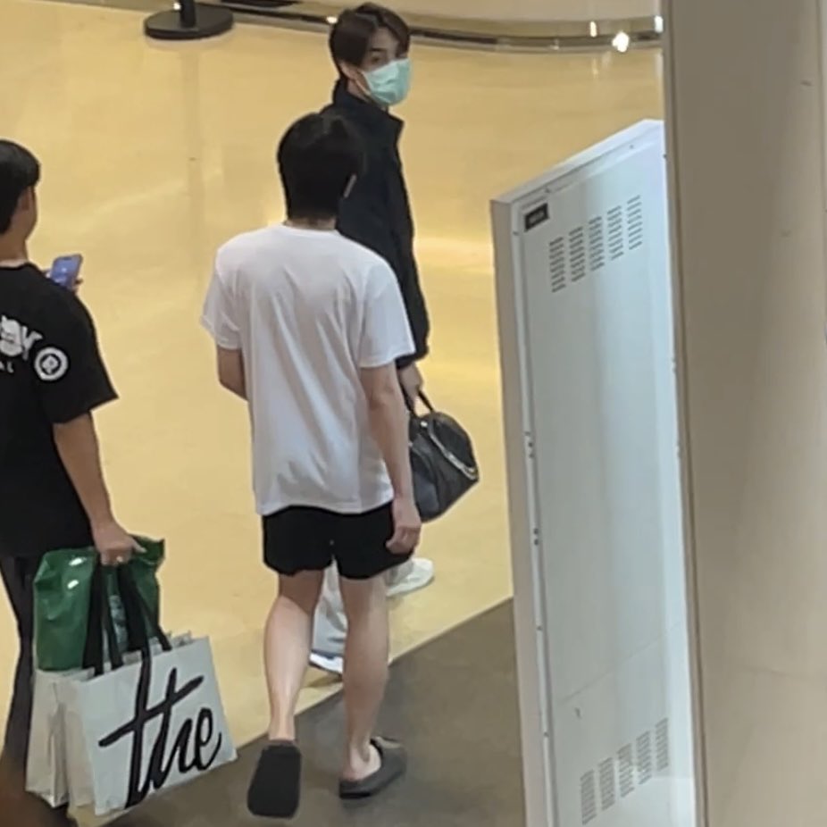 ทำไม เมะชอบใส่ดำ เคะชอบใส่ขาว
เวลาไปไหนมาไหนด้วยกัน ?