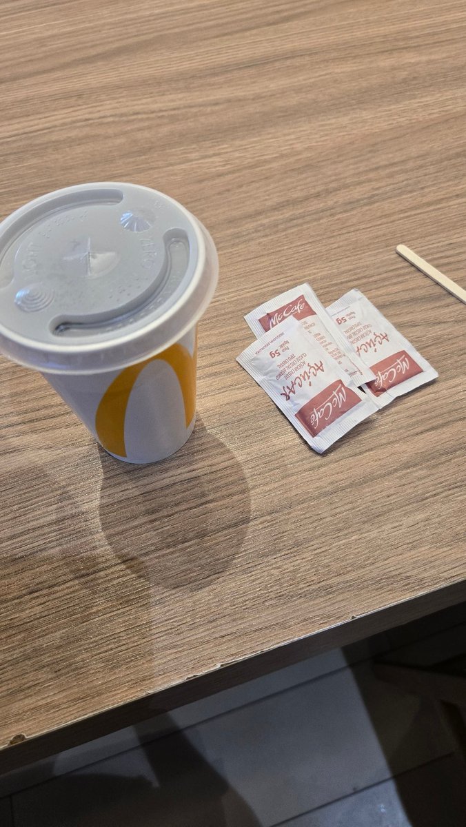 Luiz_Rocchi's tweet photo. Pedi um café no MC do Jockey Plaza e me serviram ele num copo de sundae com tampa de copo de refrigerante. Como que toma o café assim? De canudo? @McDonalds_BR https://t.co/BF54rQwTKL