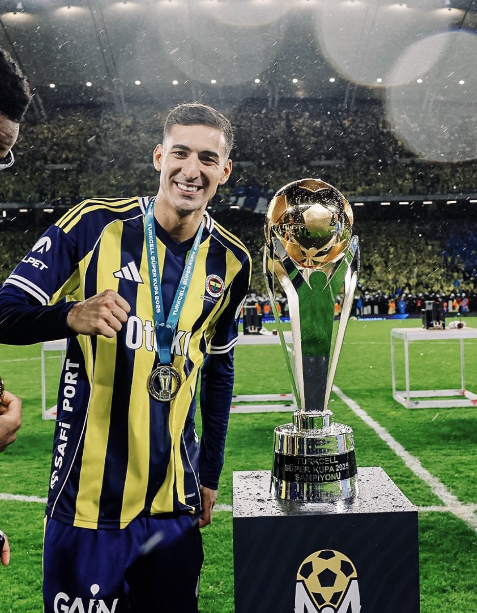 Omuzundaki sakatlığa rağmen ameliyat olmayı değil, Fenerbahçe için savaşmayı tercih ediyor. 👏🏻