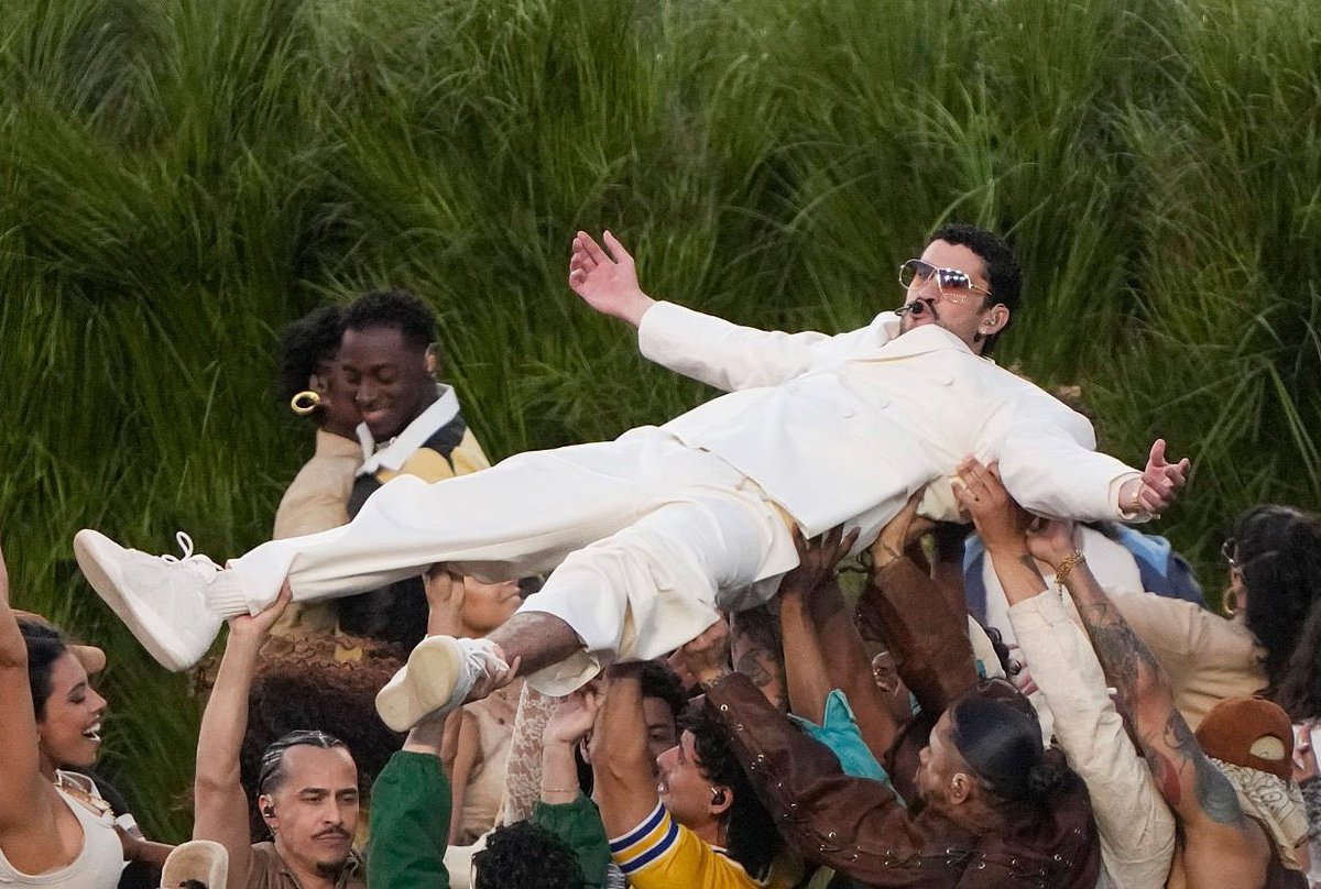 gar09762223's tweet image. Los fans de bad bunny le tiran tanto a Shakira, pero sus favorito se sentó y estudió muy bien el performance de Shakira, hasta puso a gaga a hacer lo que Shakira hizo con su hit “Chantaje” creando una versión salsa para dichas canciones lol. Shakira remains the BLUEPRINT