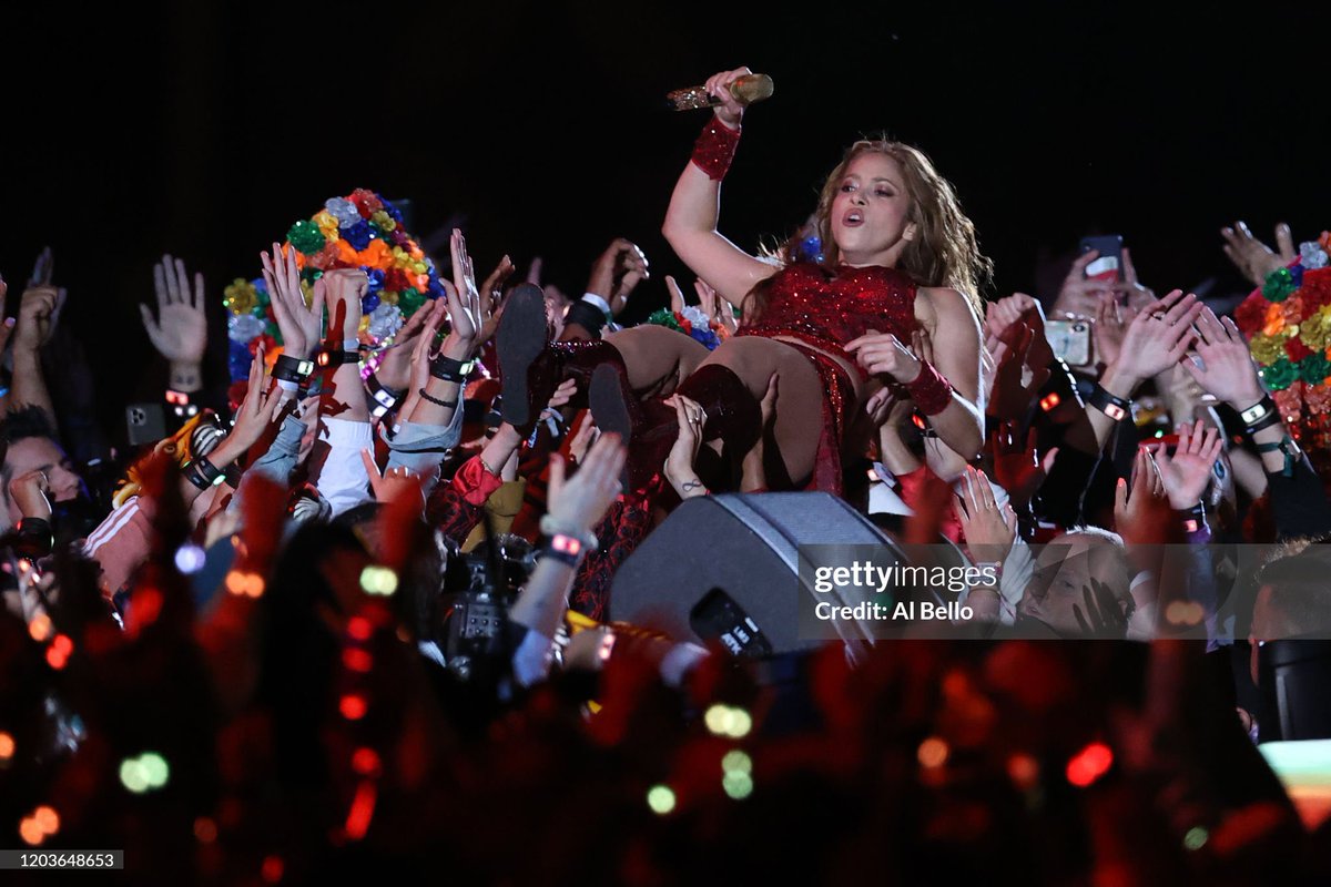 gar09762223's tweet image. Los fans de bad bunny le tiran tanto a Shakira, pero sus favorito se sentó y estudió muy bien el performance de Shakira, hasta puso a gaga a hacer lo que Shakira hizo con su hit “Chantaje” creando una versión salsa para dichas canciones lol. Shakira remains the BLUEPRINT