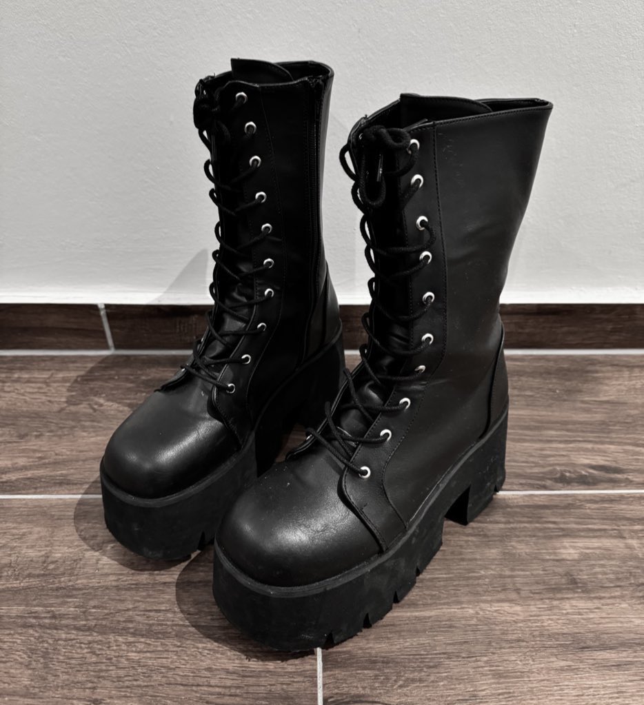 GoddessLee666's tweet photo. Meine geliebten Boots suchen einen neuen, würdigen Besitzer. Viel getragen, hohes und dreckiges Plateau…
Wer sie will, darf sich per DM melden 🖤
#footfetish #findom https://t.co/Bt2FwUpLQr