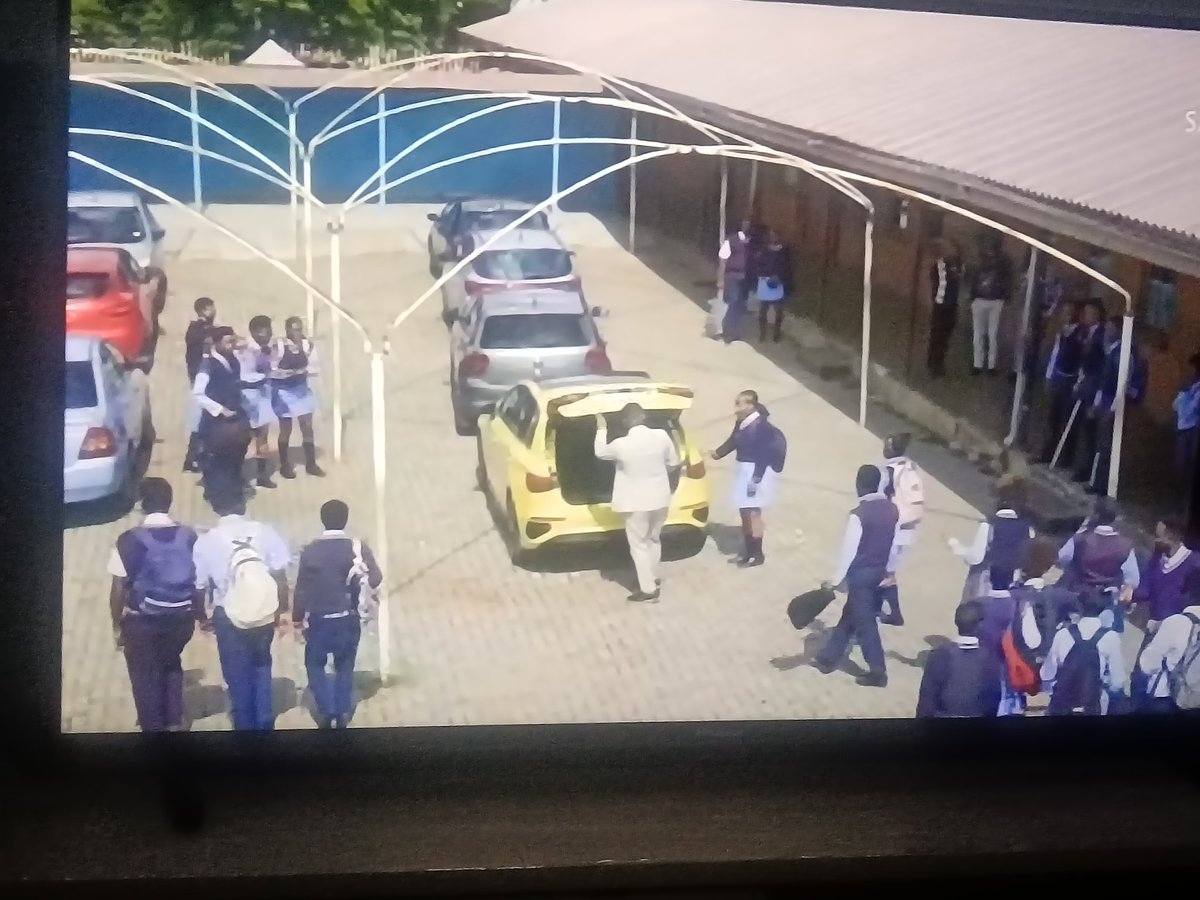 So, how do they leave in case of an emergency??🤔 #SkeemSaam <a href="/Official_SABC1/">SABC 1</a>