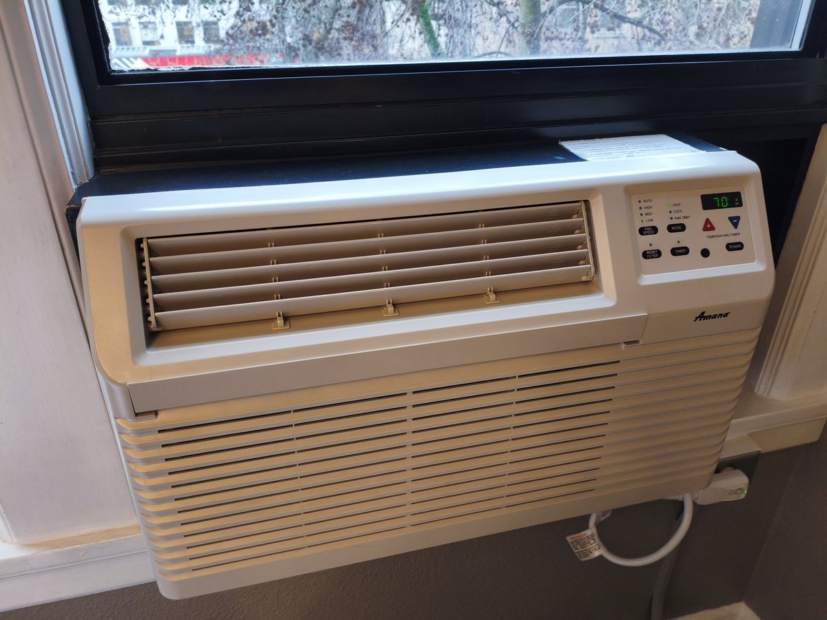 kentajp's tweet photo. この国のエアコンはとにかくうるさい！この状況は7年前と変わっていない。日本のメーカーが参入すれば商機ありだ！ https://t.co/Awkm6rnlWu