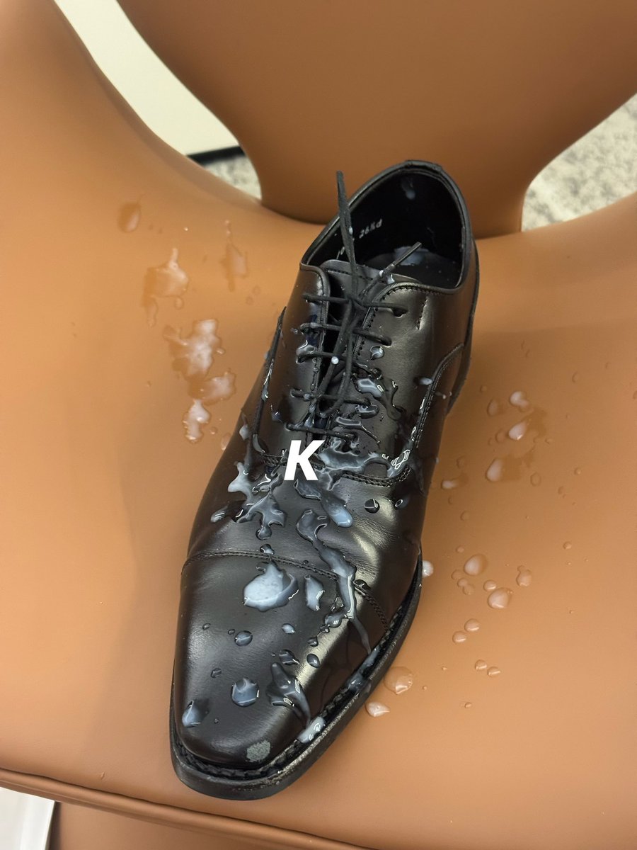 GimKim2's tweet image. 狗子非要射皮鞋上 
也挺久没拍视频了
看转发更视频吧。