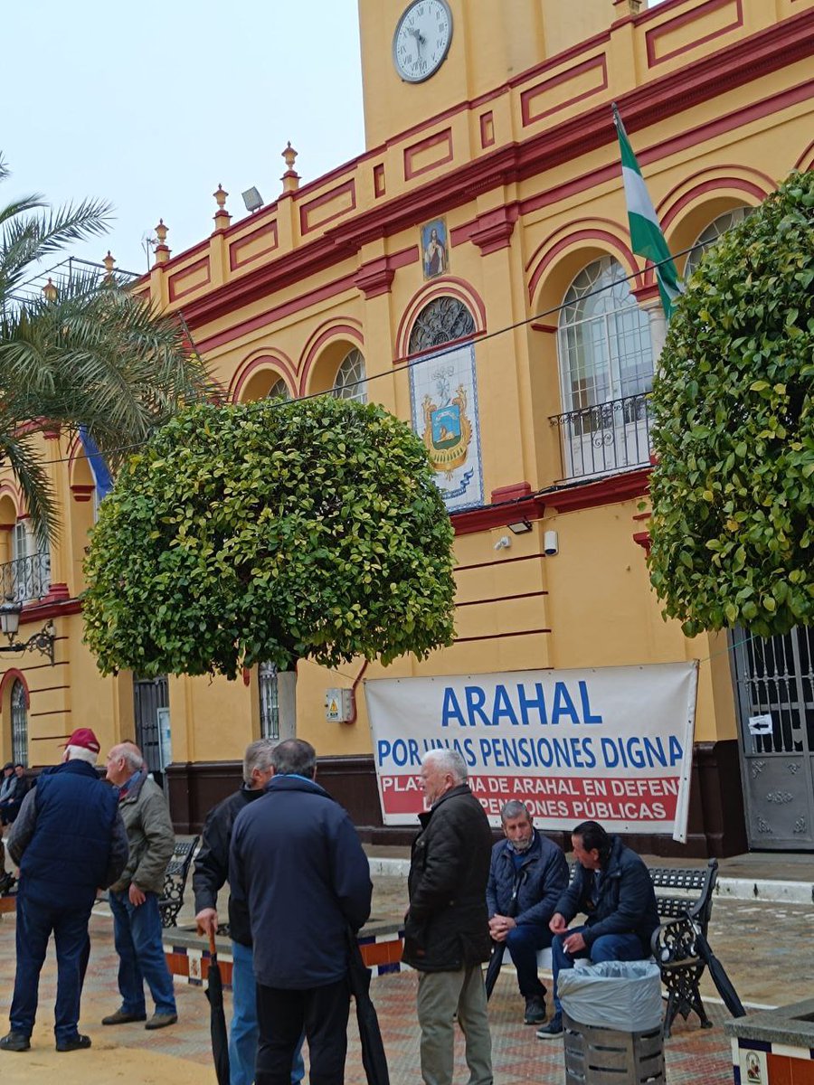 CoespeOficial's tweet photo. LOS LUNES AL SOL.09/02/2026.Plaza de la Corredera en Arahal.Lunes con algunos chubascos y algo de frío luchando por las pensiones.
PLATAFORMA DE PENSIONISTAS DE ARAHAL.
GOBIERNE QUIEN GOBIERNE LAS PENSIONES Y LO PÚBLICO SE DEFIENDEN 💪💪💪👏👏👏✊ https://t.co/sRkwFrvlOo