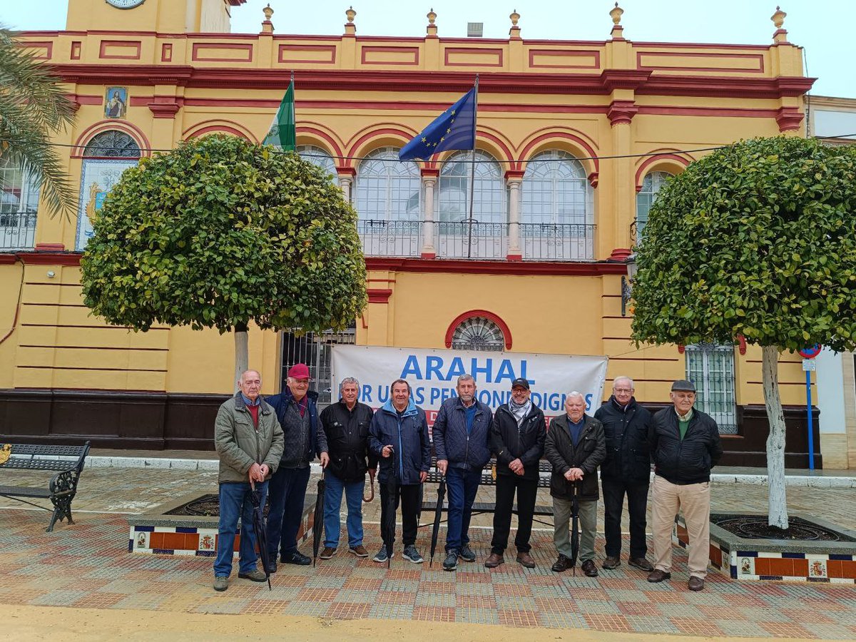CoespeOficial's tweet photo. LOS LUNES AL SOL.09/02/2026.Plaza de la Corredera en Arahal.Lunes con algunos chubascos y algo de frío luchando por las pensiones.
PLATAFORMA DE PENSIONISTAS DE ARAHAL.
GOBIERNE QUIEN GOBIERNE LAS PENSIONES Y LO PÚBLICO SE DEFIENDEN 💪💪💪👏👏👏✊ https://t.co/sRkwFrvlOo