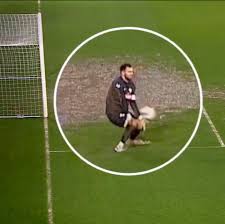 Gençlerbirliği şu kaleci arkadaşın kaleyi kapatması gibi savunuyor; iki stoperi ve bekleri ile göstere göstere. Forvete gerek yok tabii. 😂

“Sivasspor alt lige düştü ama Goutas hâlâ o günlerdeki gibi sarı-laciyi görünce ‘gel geç geç’ diye oynuyor, alışkanlık işte.”