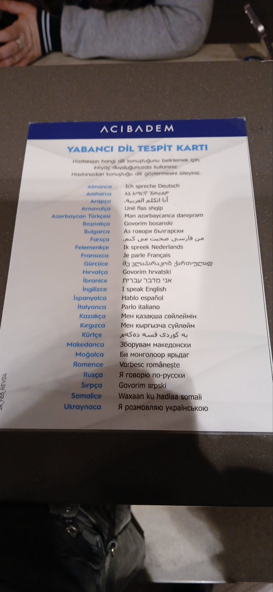 Bugün #AcıbademHastanesi'nde dr randevum vardı. 

Bankoya aşağıdaki ilanı yapıştırmışlar, hastalara her dilden yardımcı olmak için.
Peki ama #Kürtçe, Latin alfabesini kullanır! Kürtçe öğrenen biri olarak şaşırdım: Kürtçe'nin karşılığını neden Arap alfabesiyle yazmış olabilirler?
