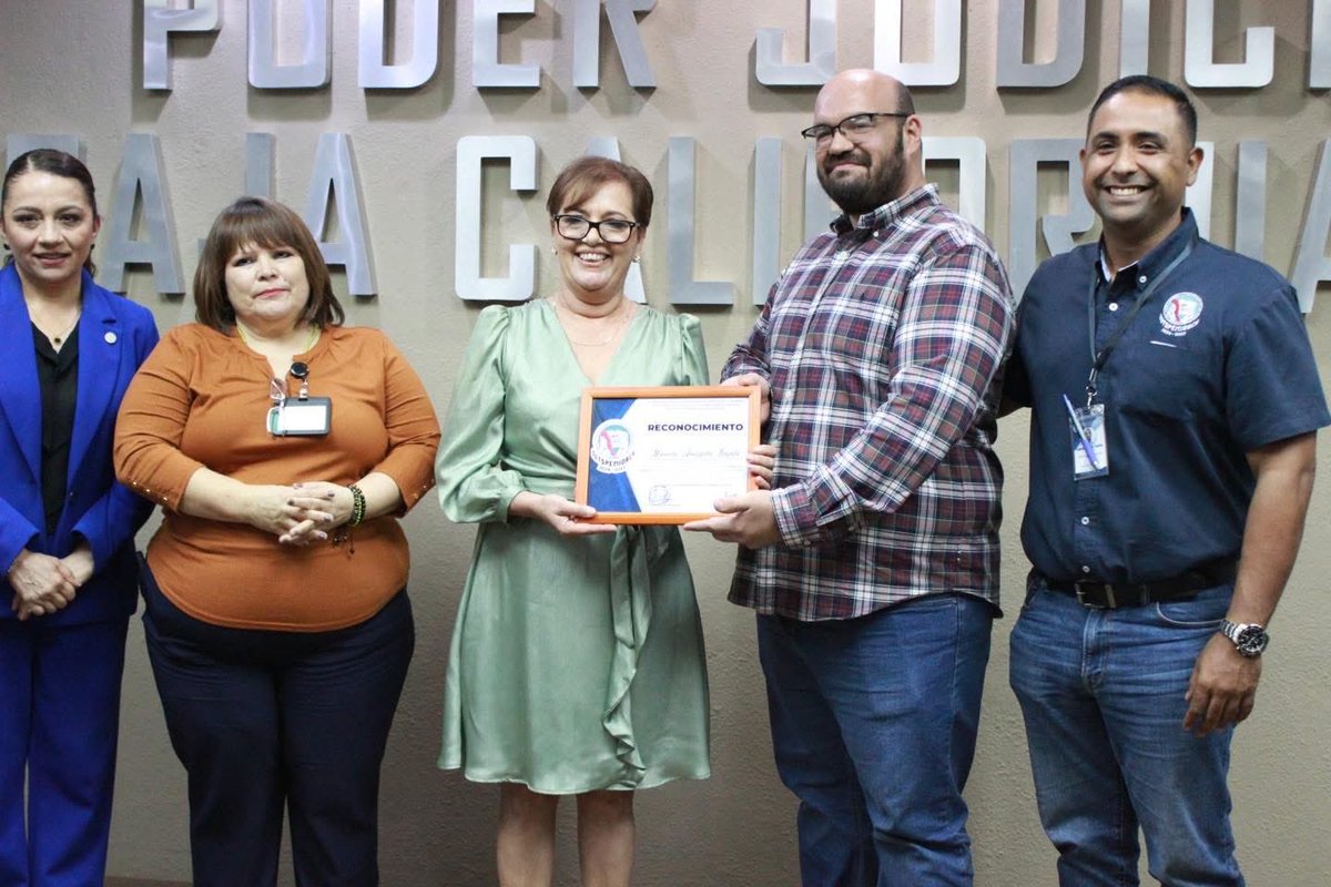 tribunalbcs's tweet photo. ⚖️🤝 #Entérate | Las Magistradas Yésica Patricia Sepúlveda Hirales y Abigail Jiménez Montalvo, así como los Magistrados Cristhian Gilberto Rodríguez y Bárbaro Valenzuela Serrano, asistieron a la última checada de la compañera Marisela Amézquita Zazueta, con motivo de su jubilación, en un acto lleno de reconocimiento y gratitud por su trayectoria dentro del Poder Judicial.

Este emotivo momento permitió destacar su compromiso, vocación de servicio y valiosa aportación a la institución a lo largo de los años. ¡Enhorabuena! 🌷⚖️
.
.
#PoderJudicialBCS #PoderJudicialPresente