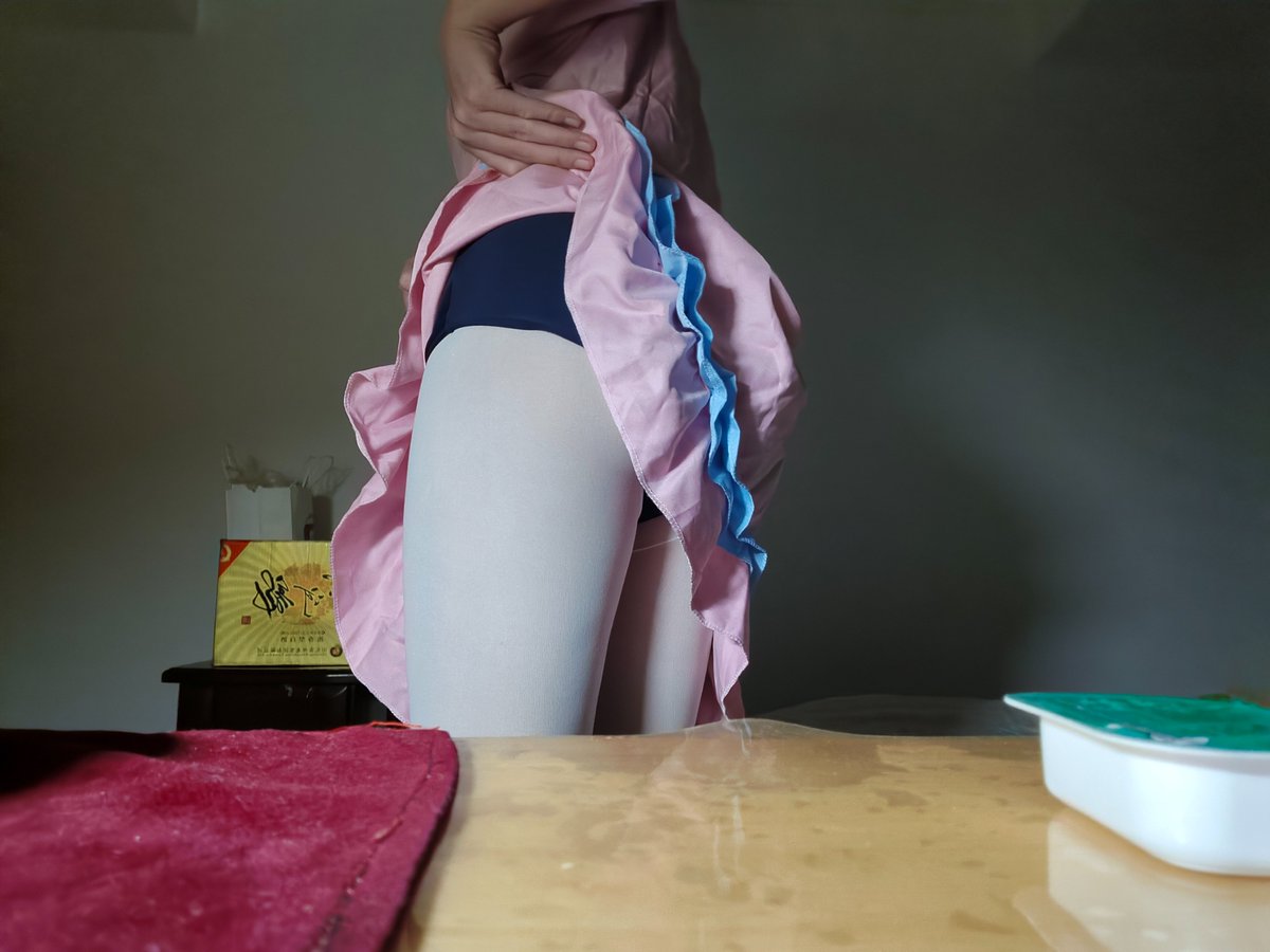 什么，女仆装下居然还穿了一身泳装，怎么这么烧啊，
天呐，锁住了唧唧，还是男孩子，这下更得😈
#可爱的男孩子 #伪娘 #男娘