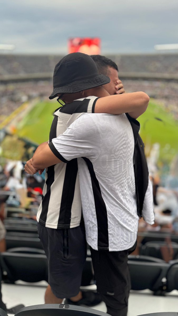 Eu e meu pai comemorando a libertadores na Argentina.

E teu pai que nunca te deu um abraço pós título, só para te consolar em rebaixamento?
