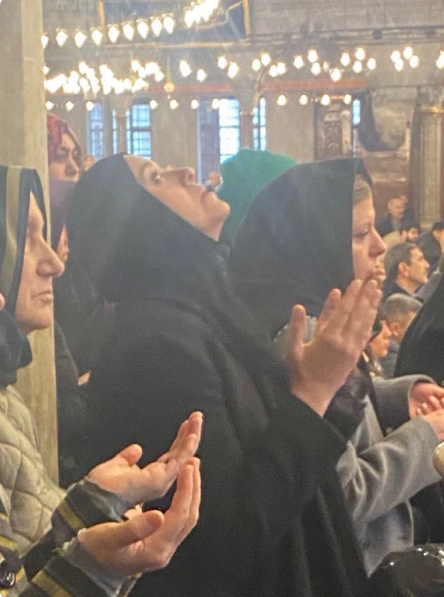 Çok sevdiğim dualardandır, “Allah sıralı ölüm versin.”

Büyükler öte aleme gider ve evlatları arkalarından mevlüt okutur. Ama biz son yıllarda artan bir şekilde, evlerinde oğullarını bekleyen annelerin, oğullarının sokakta katledildiği haberini aldıklarını görüyoruz. Sonra