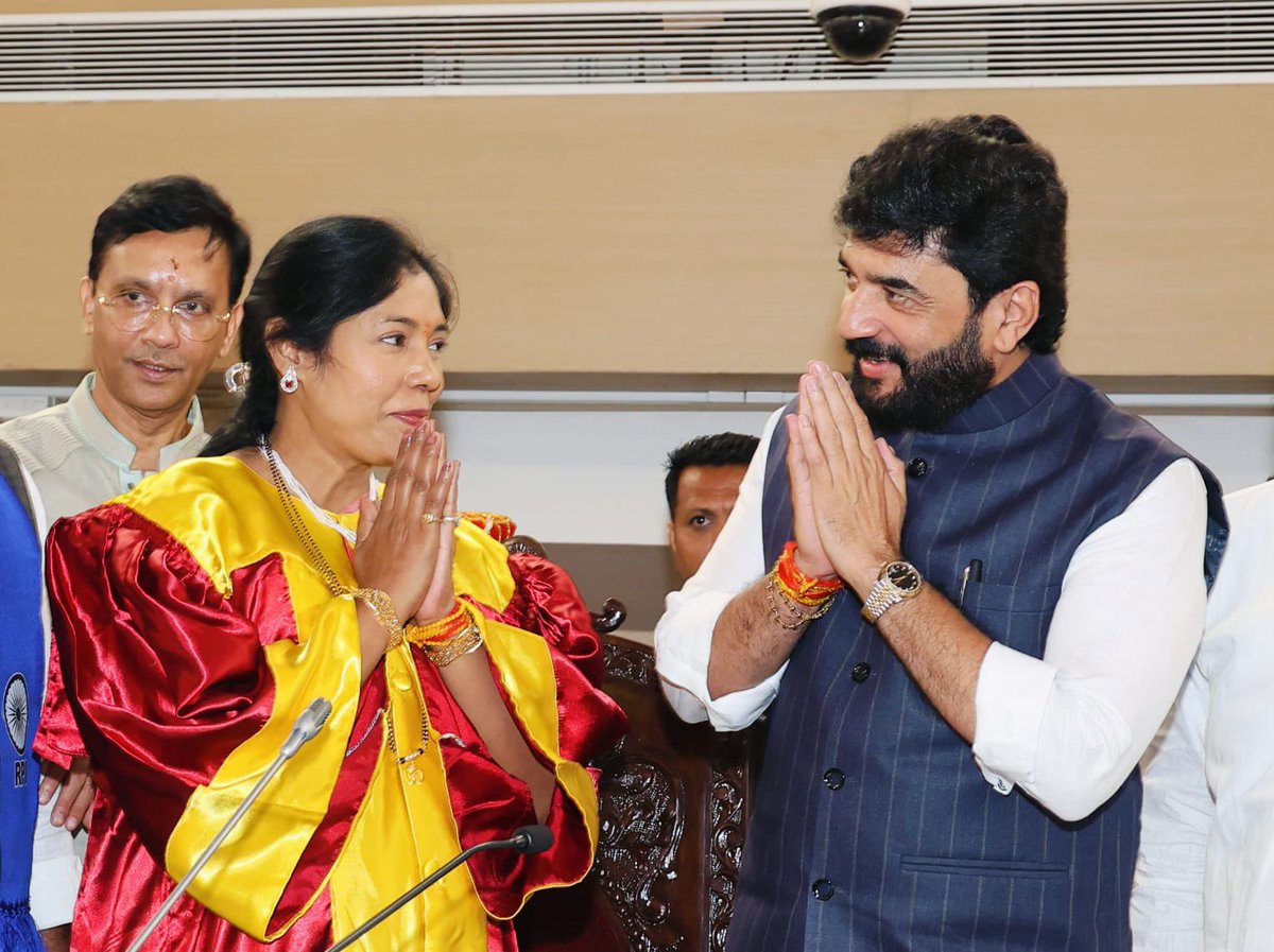 BJP4PMC's tweet photo. महापौरपदी सौ. मंजुषाताई दीपक नागपूरे यांची तर उपमहापौरपदी श्री. परशुरामजी वाडेकर यांची बिनविरोध निवड झाली. यावेळी केंद्रीय मंत्री मा.श्री. मुरलीधरजी मोहोळ यांनी स्वतः महापालिका सभागृहात येत दोन्ही पदाधिकाऱ्यांचे अभिनंदन केले आणि पुढील वाटचालीस शुभेच्छा ���िल्या.

@mohol_murlidhar https://t.co/pBtPXYV6Mw
