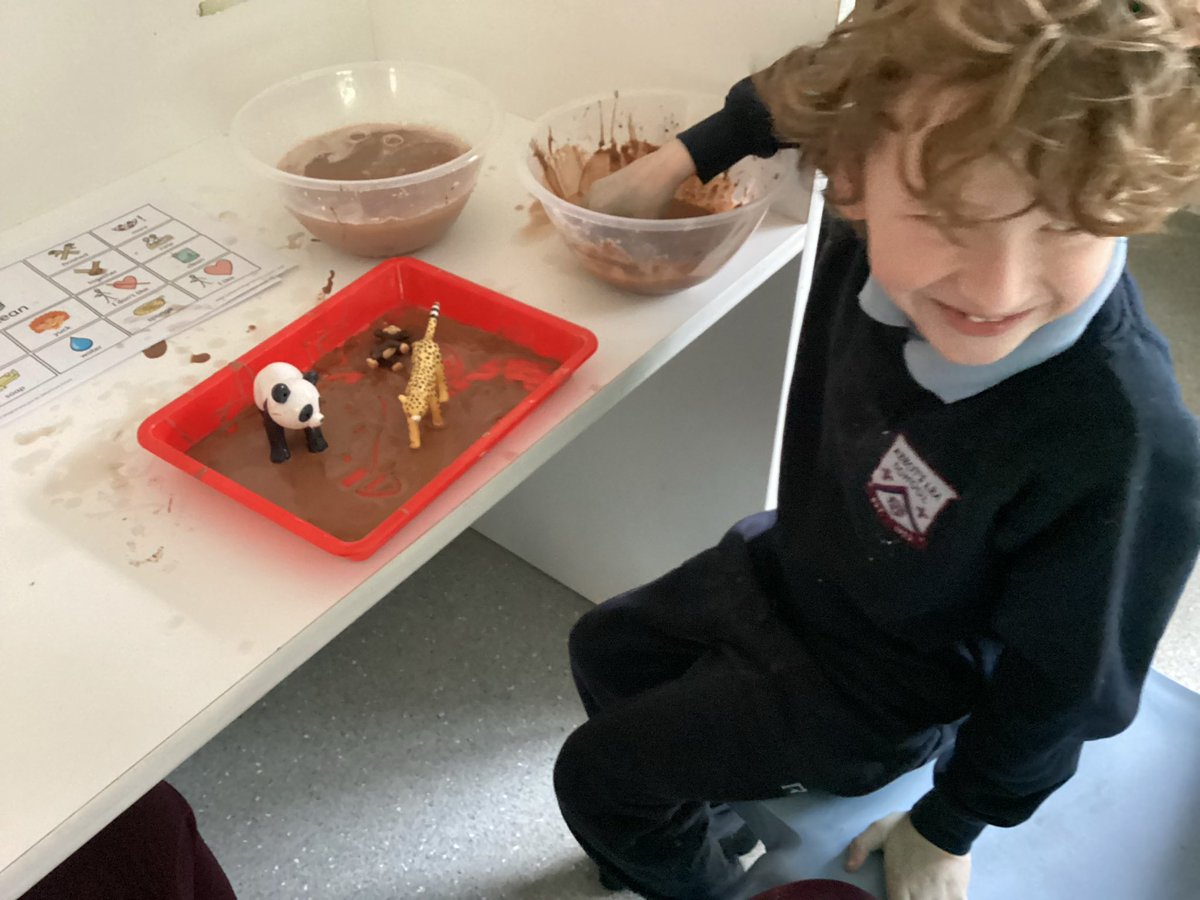 AbbotsLeaSchool's tweet image. USA class had a blast learning about personal hygiene today! 🧼🐾 Students cleaned gloop off animals and explored the importance of handwashing through a fun experiment. 💧✋ #LearningThroughPlay #HealthyHabits