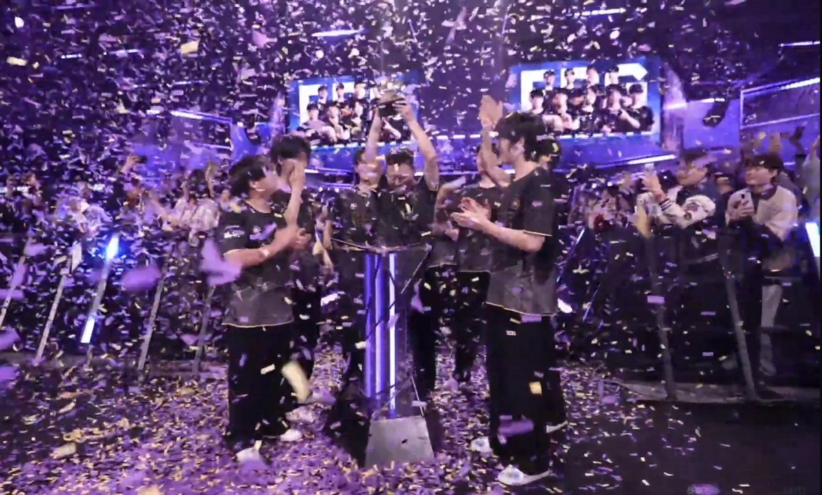 HaUsDoRff tweet media