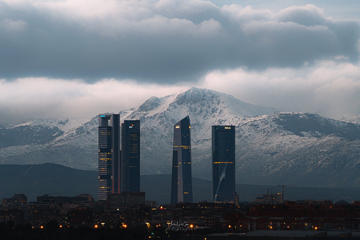 Paquetazo de nieve durante estos días en la sierra de Guadarrama.Pocas veces se ve la Maliciosa 🏔️ con tanta nieve.📸 4 torres de Madrid con la sierra de guadarrama de fondo , foto realizada con un teleobjetivo y una #sonyalpha