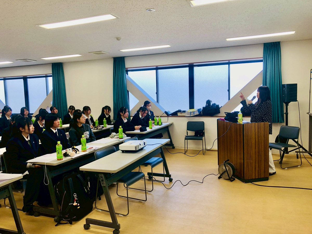 #和歌山県高校野球連盟 #アナウンス講習会 の講師を務めました🎤✨

初の開催とのことで基礎から。
指名打者制が導入されるということで、仕組みから選手交代までを講義しました！

今年の和歌山大会、ぜひご注目ください（╹◡╹）

先生方、関係者の皆様方、貴重な機会をありがとうございました✨