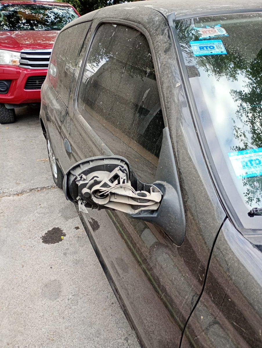 CaroVicchi's tweet photo. El interno del Grupo 300 dominio AH 439 RO encerró mi auto rompiendo el espejo retrovisor derecho a las 7:55 en la calle Perú entre Rivadavia y Montevideo. El chofer ni siquiera frenó. Quien se hace cargo? @ElCaciqueSA @LuisBorregoMza @EmopMza https://t.co/5w9MJfCp22