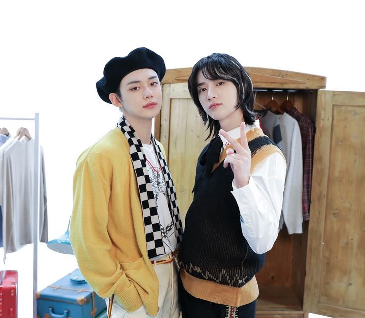 taehyunqueef's tweet image. yeonjun of txt has now stood tip to tip with all 4 of his members. he has completed the polycule.