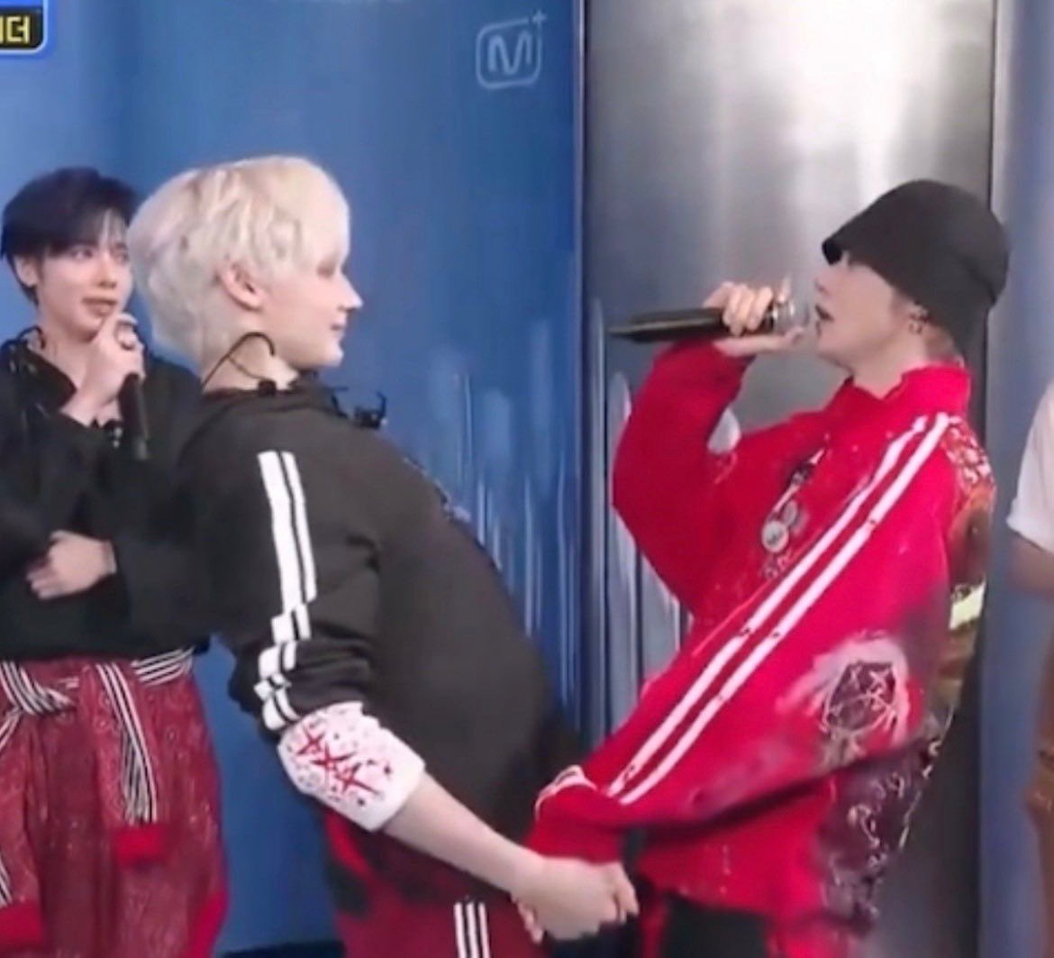 taehyunqueef's tweet image. yeonjun of txt has now stood tip to tip with all 4 of his members. he has completed the polycule.