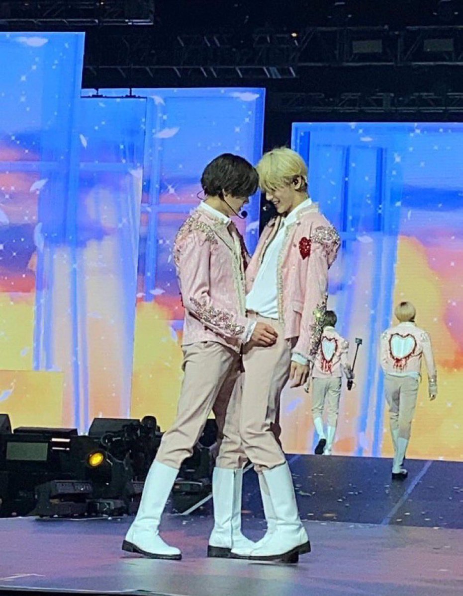 taehyunqueef's tweet image. yeonjun of txt has now stood tip to tip with all 4 of his members. he has completed the polycule.