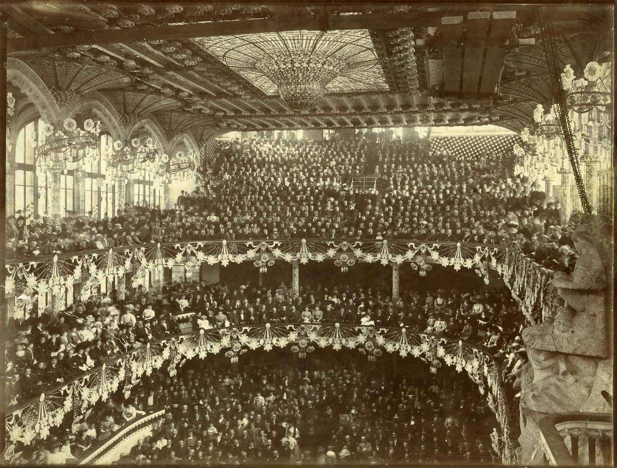 efemarq's tweet image. Quan #taldiacomavui de 1908 s'inaugurà el Palau de la Música Catalana, Domènech i Montaner degué creuar els dits: era el dia per a comprovar si el truc visual que s'havia empescat funcionava o no. I mirant la sala el dia de la inauguració... sembla que sí. Quin truc era? Fil 🎶