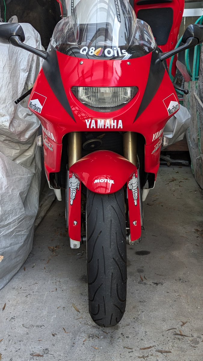 バイクの真正面写真を無言で貼る