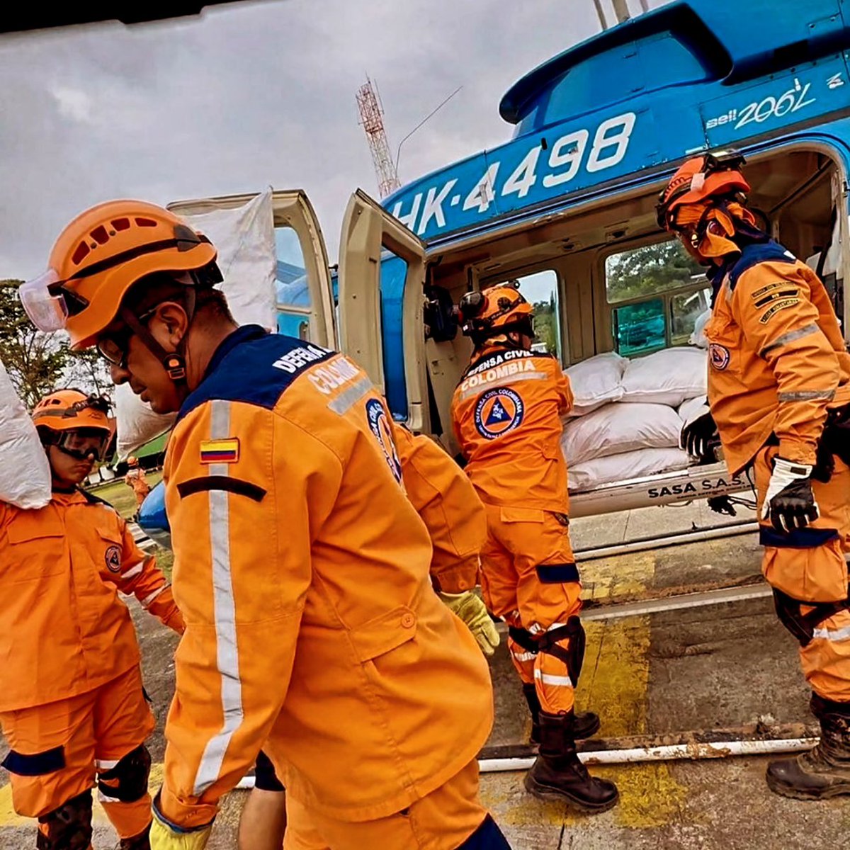 La <a href="/DefensaCivilCo/">DefensaCivilColombia</a>  apoya el  envío de ayuda humanitaria de emergencia, vía aérea, hacia las zonas más alejadas del municipio de *San Juan de Urabá*, en respuesta a la emergencia por inundaciones que afecta a 11 municipios del Urabá antioqueño.

#ListosEnPazOEmergencia