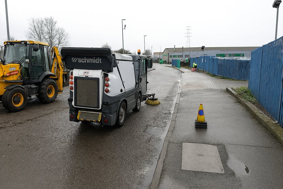 lbbdcouncil's tweet photo. ‼️24 tonne fly-tip cleared on Knightsbridge Road‼️
A giant fly-tip on Knightsbridge Road, Barking was cleared this weekend - it was so big our teams needed a skip lorry, JCB AND grab lorry to remove it.
We’re clearing it, enforcing it, and working for a #CleanerBD https://t.co/Veuaad21Bw
