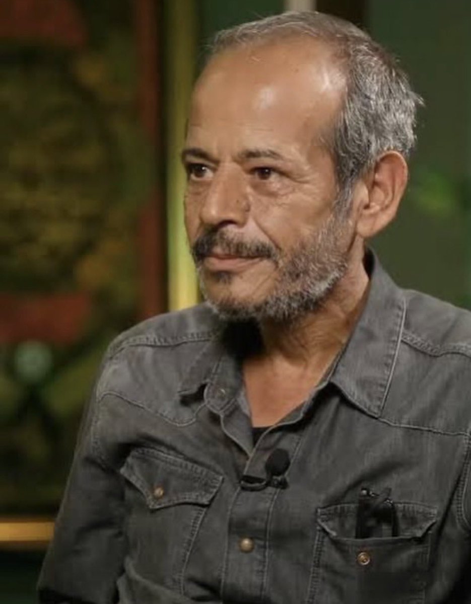 Başında sarık, sırtında hırka olmadan yürüyen modern zaman dervişiydi Bülent Akyürek ağabey.. 

“İnsan gelir; sahneye çıkar, yazılan metni seslendirir ve gider.” dedi ve gitti.. 

Vefat haberini görünce buz gibi bir yalnızlığa terkedilmiş hissettim bir anda kendimi. Cenab-ı Hakk,