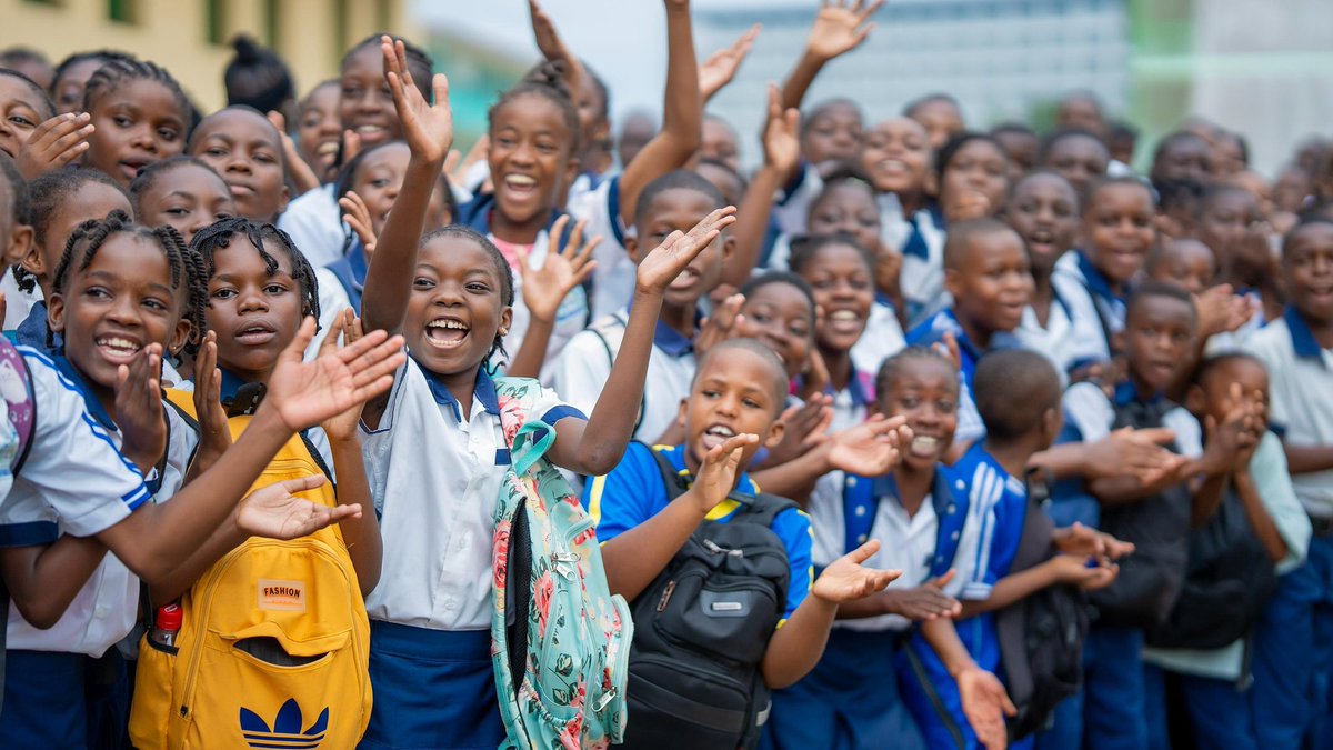 J'ai été heureux de constater ce matin, lors de la levée des couleurs au Lycée Technique National Omar Bongo et de ma visite au Lycée Léon Mba, le retour de nos enseignants et la reprise du chemin de l'école.

​Je vous félicite, vous encourage et vous remercie sincèrement. J'ai