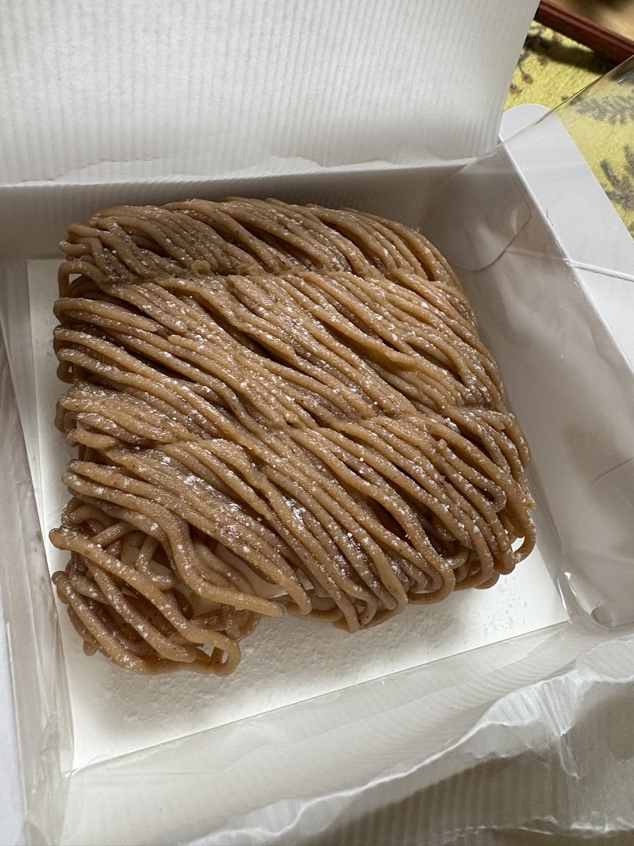iizimandojo's tweet photo. 東京駅ですんごいの見つけた。
これ美味しすぎてやばかった。栗がゴロゴロ。幸福度やばい。
期限その日までなんだけど、みんな大絶賛だった。　
東京駅にしては安い。これだけ買いにまた東京いきたい。新潟で買えるんかな？ https://t.co/08CY5Sb8fp
