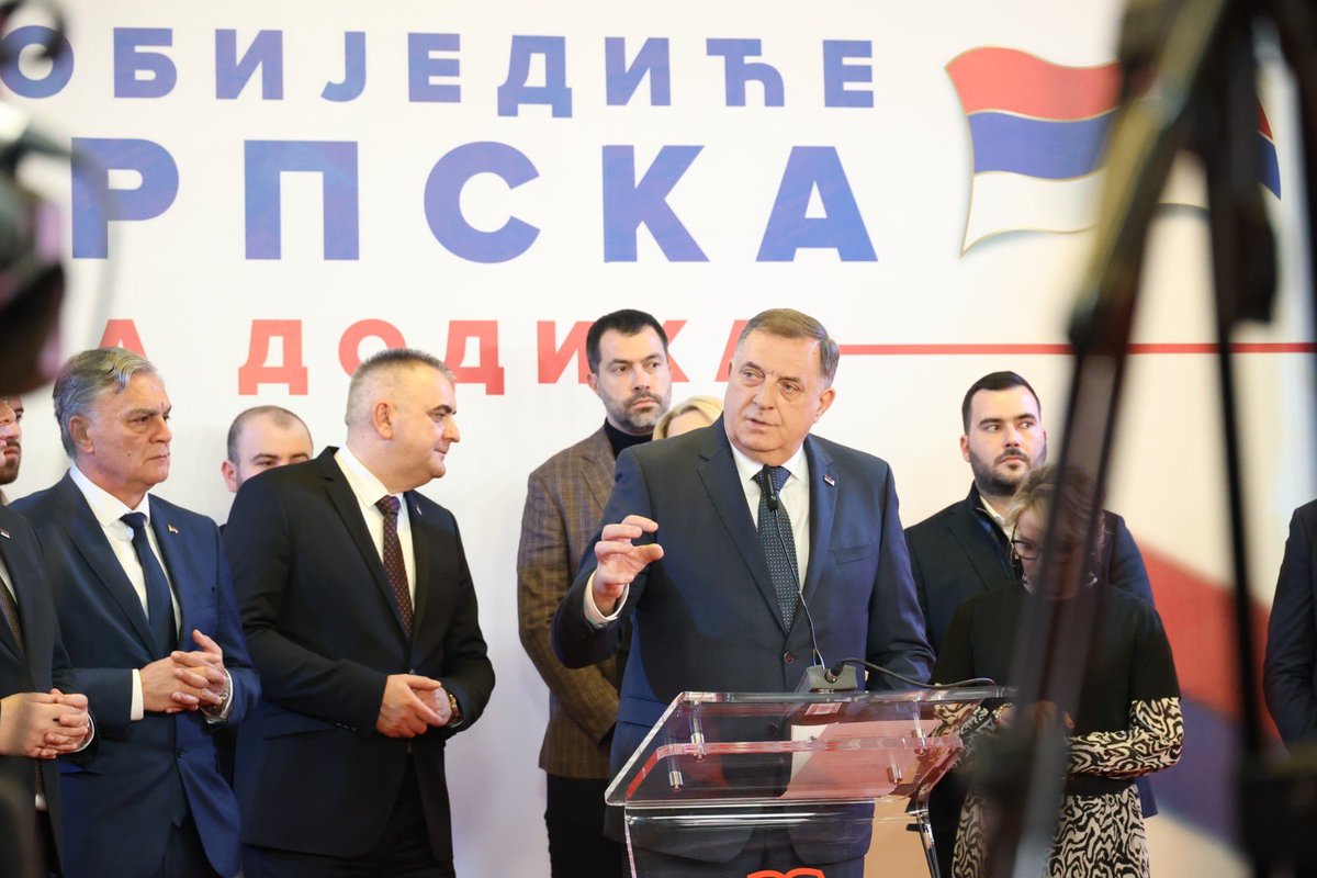 Народ Републике Српске још једном је показао да је на бранику слободе и независности. Мислим да се политика дефинише на више начина. Политички "отпад" је сконцентрисан у Сарајеву, које је мислило да може да се обрачуна са Српском и мисли да ћемо поклекнути и рећи да нам је свега