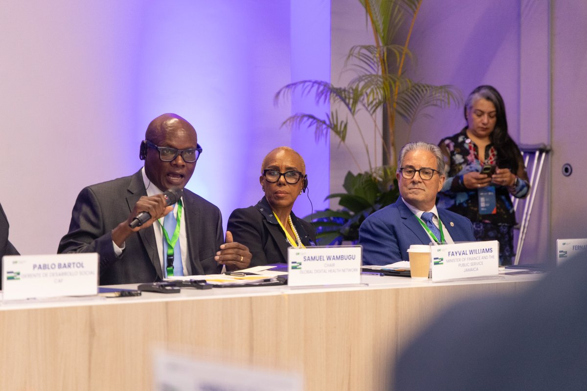 AgendaCAF's tweet photo. En el Foro Económico Internacional de CAF abordamos un desafío clave: transformar los sistemas de salud para que sean más eficientes y orientados a la prevención. La meta es ambiciosa: reducir en 50% la mortalidad prematura antes de los 70 años para 2050.

Reorientar los sistemas es urgente: fortalecer la atención primaria, focalizar recursos en poblaciones vulnerables y priorizar intervenciones costo-efectivas basadas en evidencia. La telesalud y la IA son aliadas estratégicas para lograrlo.

Casos como #DoctorSV en El Salvador muestran el potencial del leapfrogging en salud: soluciones digitales que permiten “saltar etapas” hacia sistemas más preventivos, sostenibles y resolutivos.