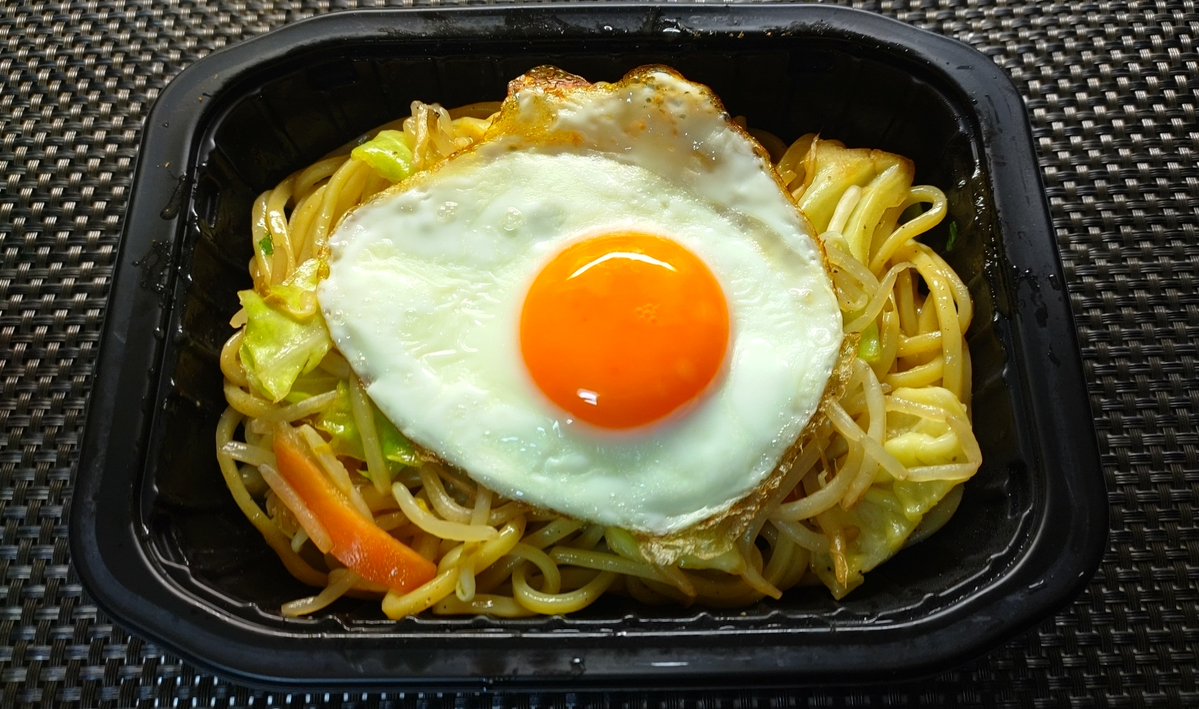 話題の大盛り魚介豚骨まぜそば

近所のセブンには無かったので少し離れたセブンにありました😊
たしかに美味しい‼️大盛りじゃないけど私にはこの量が良いわ、少し食べてから炒めた野菜と目玉焼き加えていただきました😋