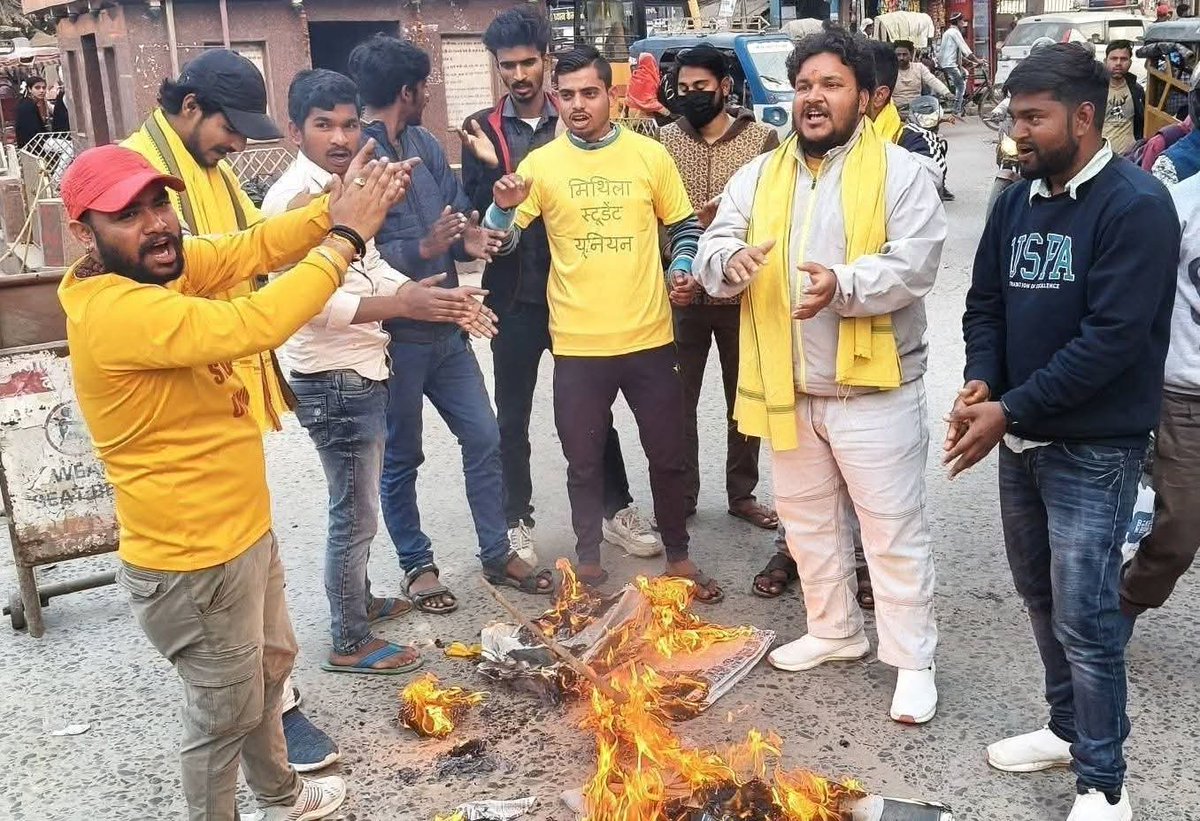 MithilaStudent's tweet photo. दरभंगा में अपराध पहली बार नहीं हुआ है।
सत्ता का संरक्षण हो , प्रशासन का संरक्षण हो , सामाजिक संरक्षण हो।न्याय के लिए #MithilaStudentUnion लड़ेगा।।
हम सभी अपराधों में मौन होते है फिर ऐसे ऐसे घिनौने काम किए जाते है।अपराधी को स्पीडी ट्रायल के साथ जल्द सजा मिलें। https://t.co/y4YNV7dh8R