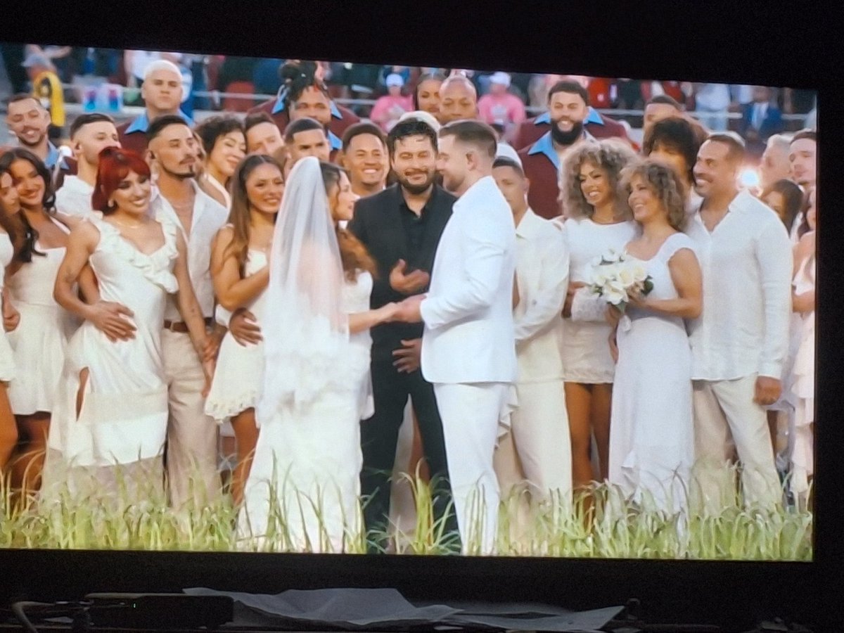 No dress
No LGBTQ propaganda
No anti-ice propaganda 
Traditional wedding present! 
This was way better that I expected and Im republican and right winger. 🇺🇸🇵🇷