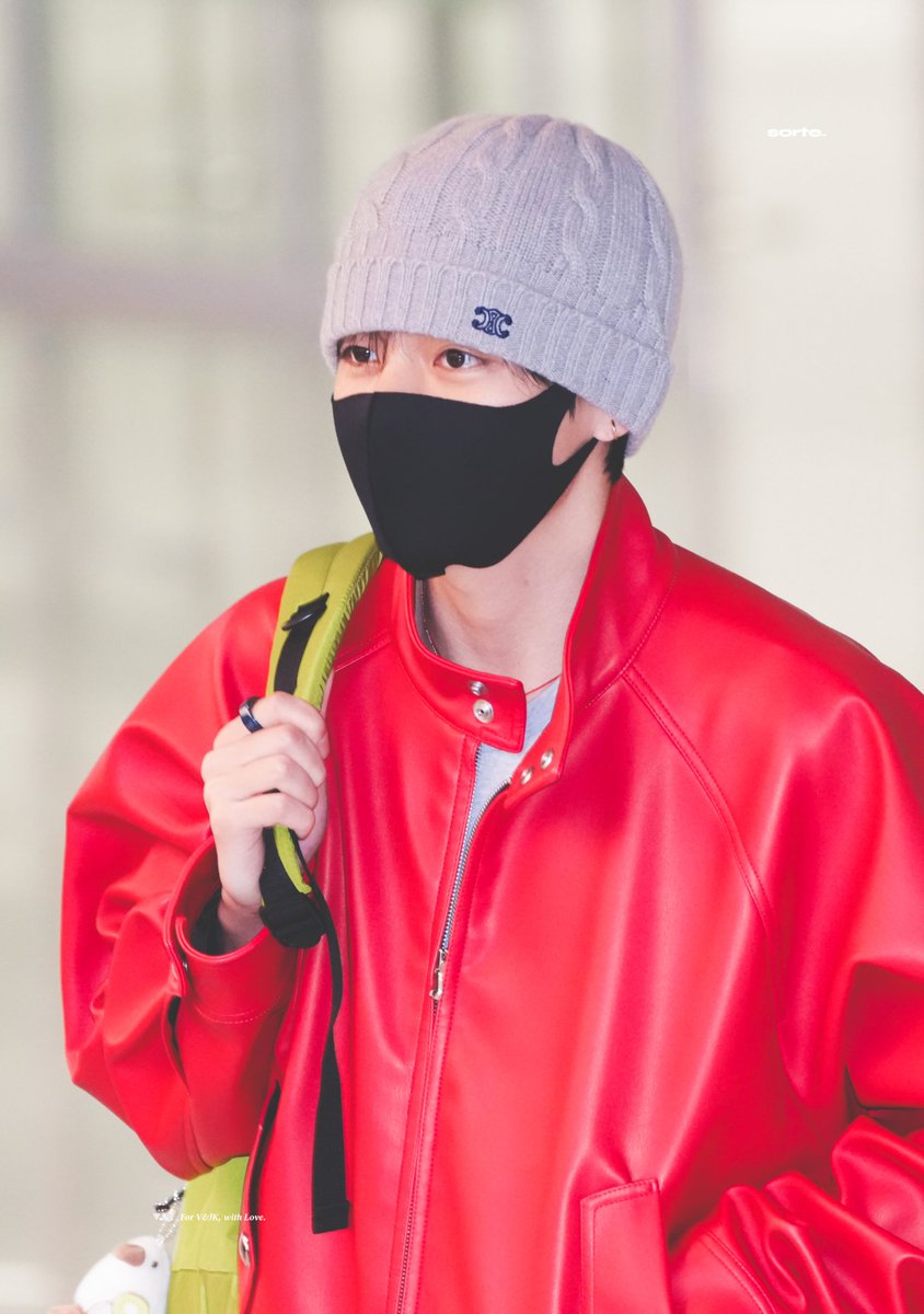 TKforeverReal's tweet photo. Taehyung could've worn any color to be less noticed but he is a BRAVE, BRAVE man...
Obviously he knows about the threats and has taken the necessary measures in security, BUT he won't  hide, no matter what happens around him.
That's Kim Taehyung he will stand out and shine even in the darkest times.