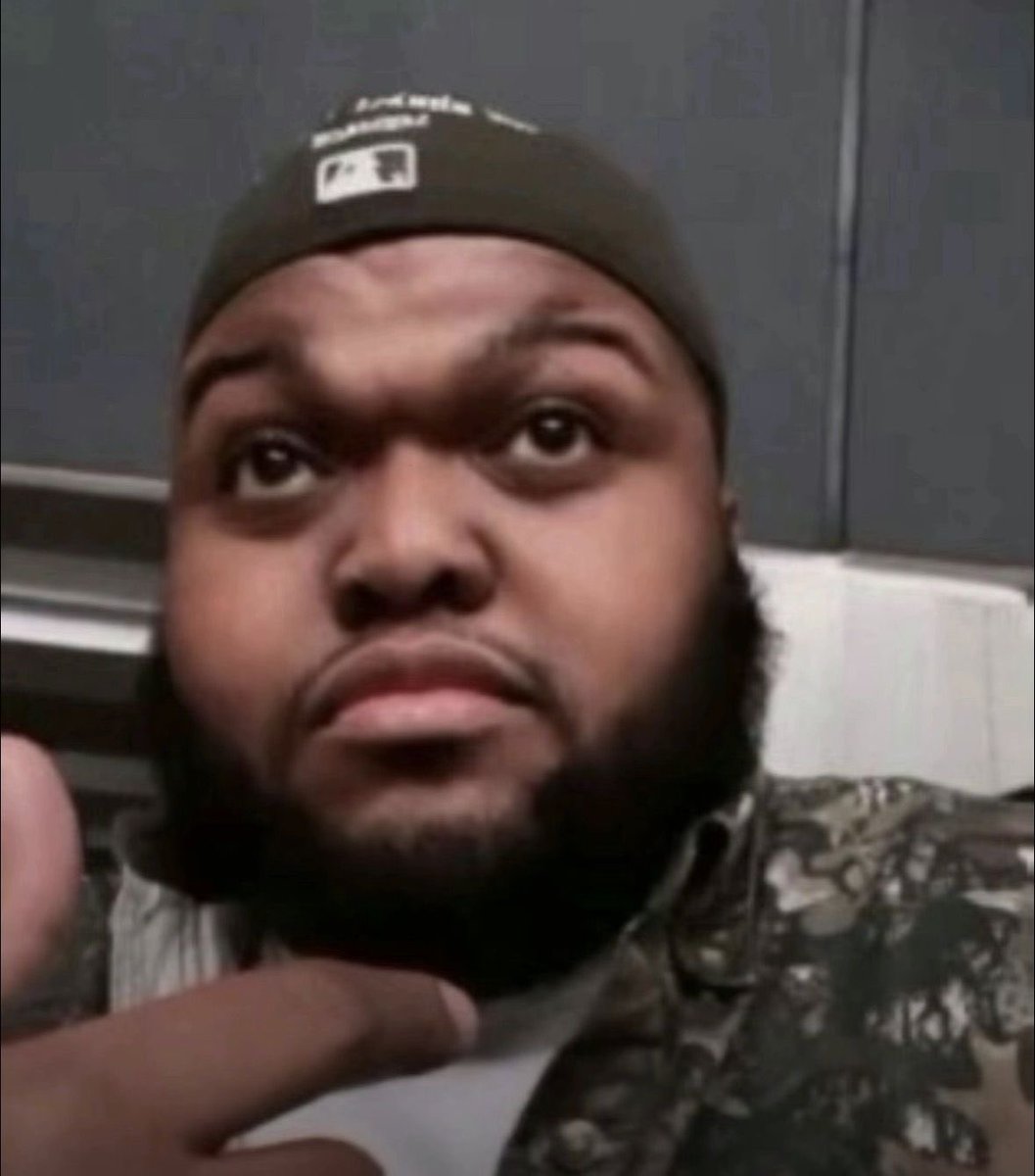 gio__palace's tweet image. Me when bad bunny pointed at the camera