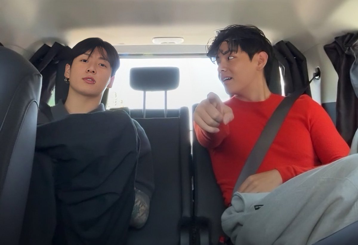 thvjwekwe's tweet photo. @dominos_india V : Jungkook look there is dominos pizza store 

* Jungkook nxt moment 🍕

#DearDominosIndia
#PizzaDaywithDominos https://t.co/1A4Lr0WviW