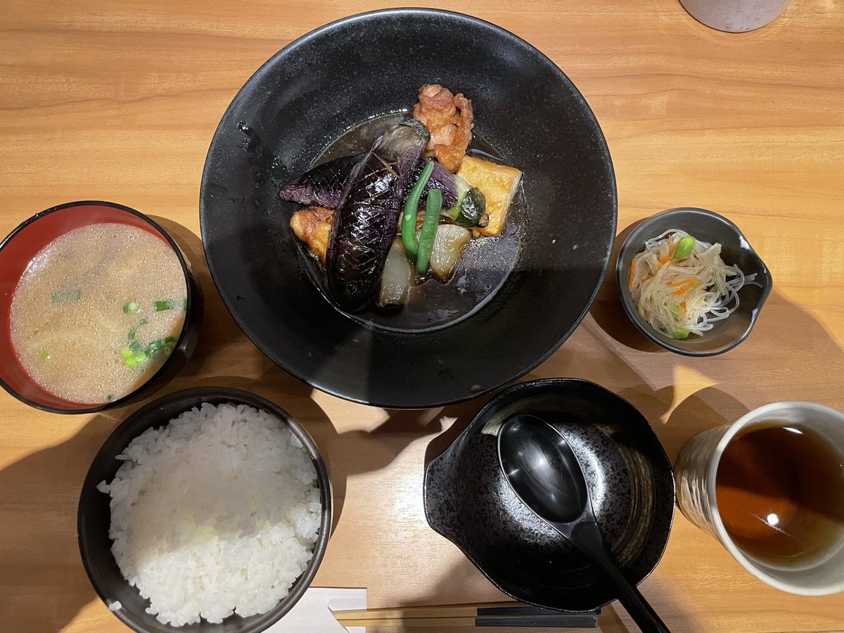 今年3玄目🍚
最近はペンギンカフェの前後どちらかに食べに行くようになっている、最高の定食屋さん。
カウントアップ始めてみます。
なすと唐揚げの煮びたし定食（みそ汁→豚汁変更）
#玄カウントアップ