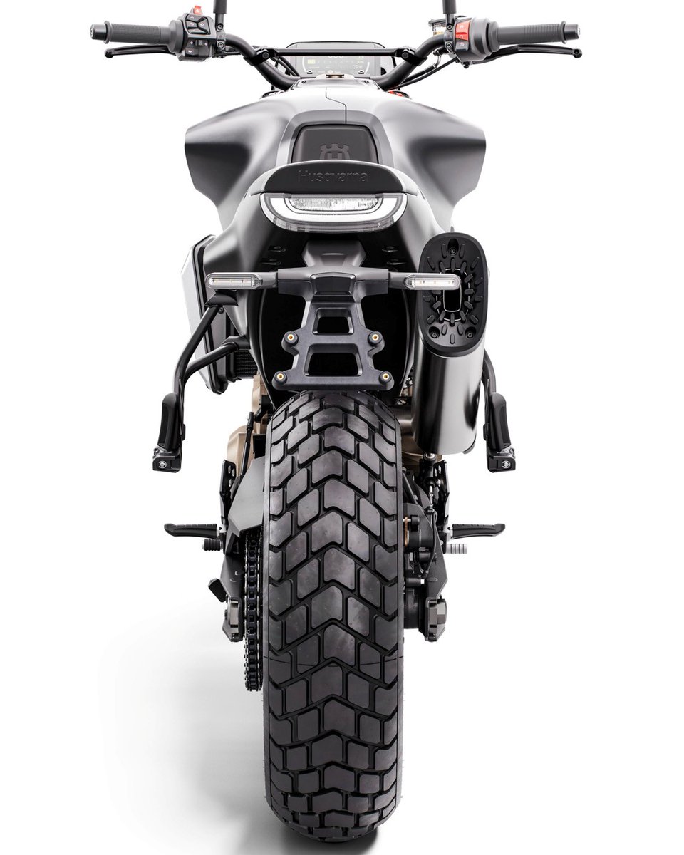 Featuring a 105 horsepower parallel twin engine concealed by bodywork that mixes modern design cues and nods to its heritage, the Svartpilen 801 creates a class of its own brnw.ch/21wZMCs

#Husqvarna #RideHusqvarna #GoRide #Naked #Svartpilen801 #StudioMonday