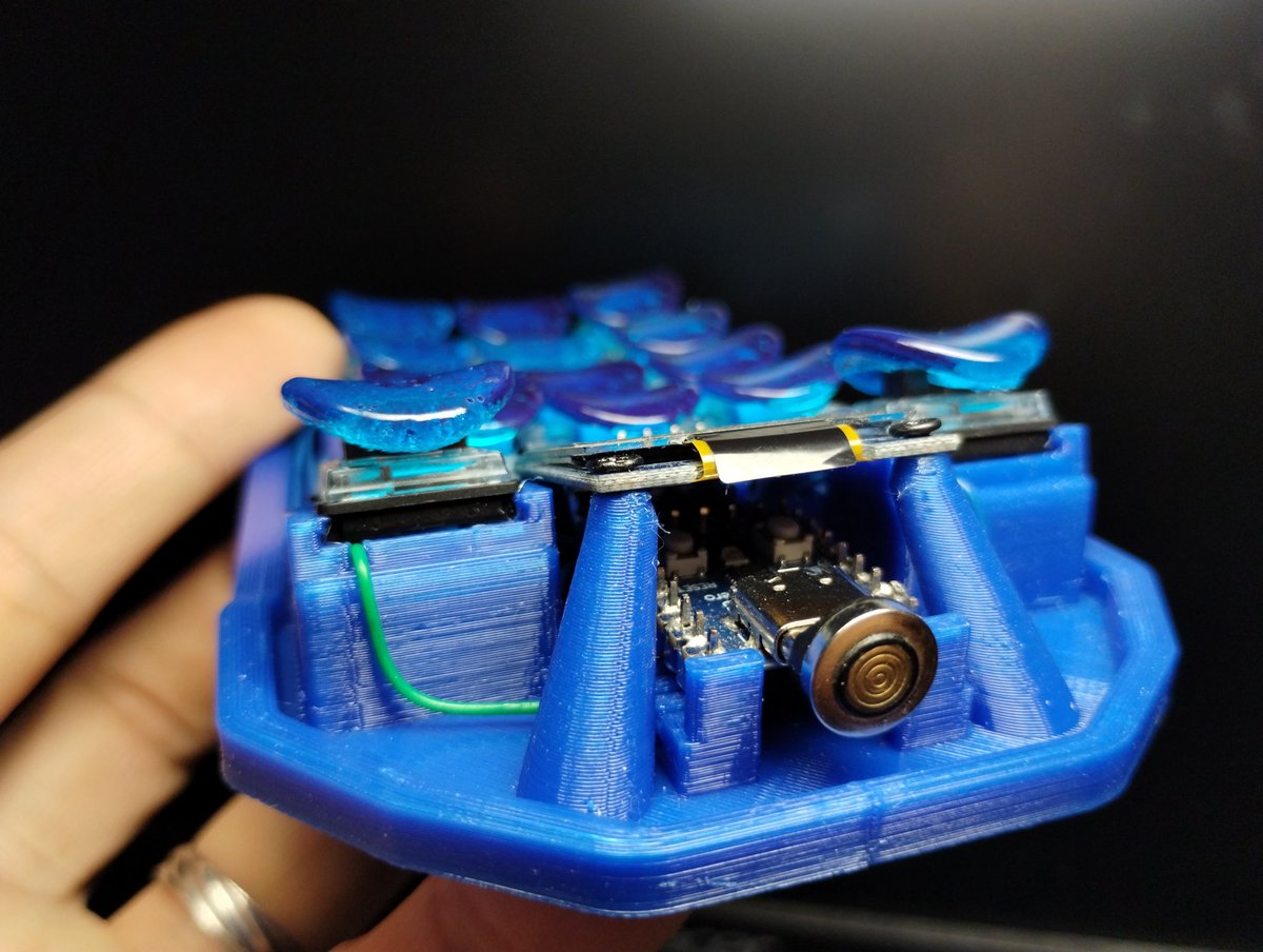 線接好了，這次將右上轉角處的線透過開孔穿過內部再穿出來，角落乾淨多了