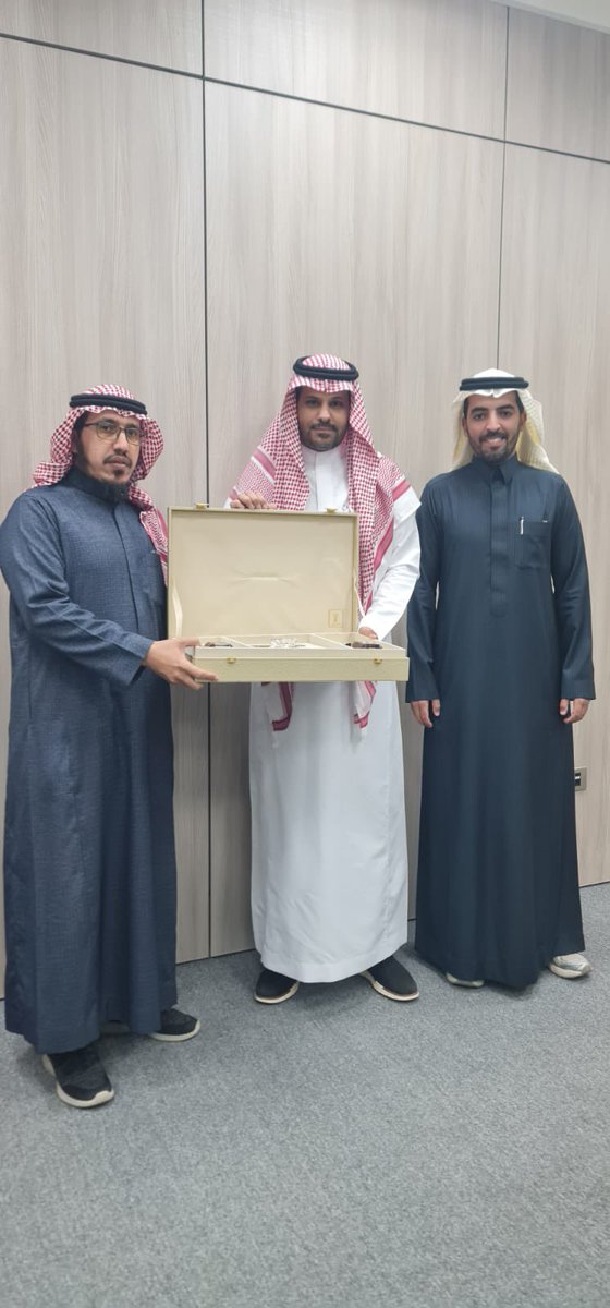 mashary2008's tweet photo. الحمد لله حتى يبلغ الحمد منتهاه..
في هذا اليوم الإثنين ٢١/ ٨ / ١٤٤٧هـ تم تكريمي بمناسبة ترقيتي خارج الكلية بعد أكثر من ١٥ سنة قضيتها بالكلية ،والشكر لسعادة الرئيس التنفيذي للكلية ومساعده وجميع الزملاء لا يسعني حصرهم ولكن ..شكرٌ من القلب https://t.co/pNEDS6wClm