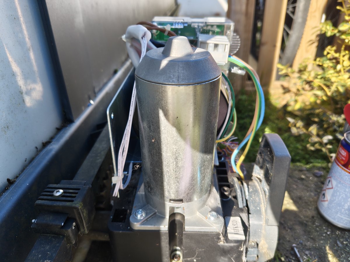 Je suis quelque part entre deux vis mal serrées et une idée qui refuse de mourir, en train de bricoler, quoi.